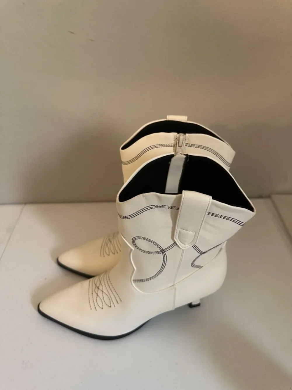 Universal Thread Jenson western ankle boots with black contrast stitching 8.5